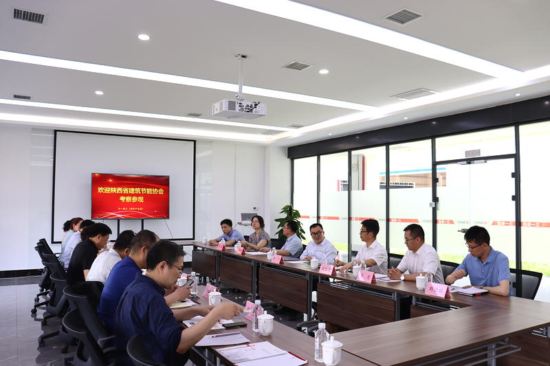 潘会长一行在童宁总经理陪同下首先参观了公司智能建造与工业化协同